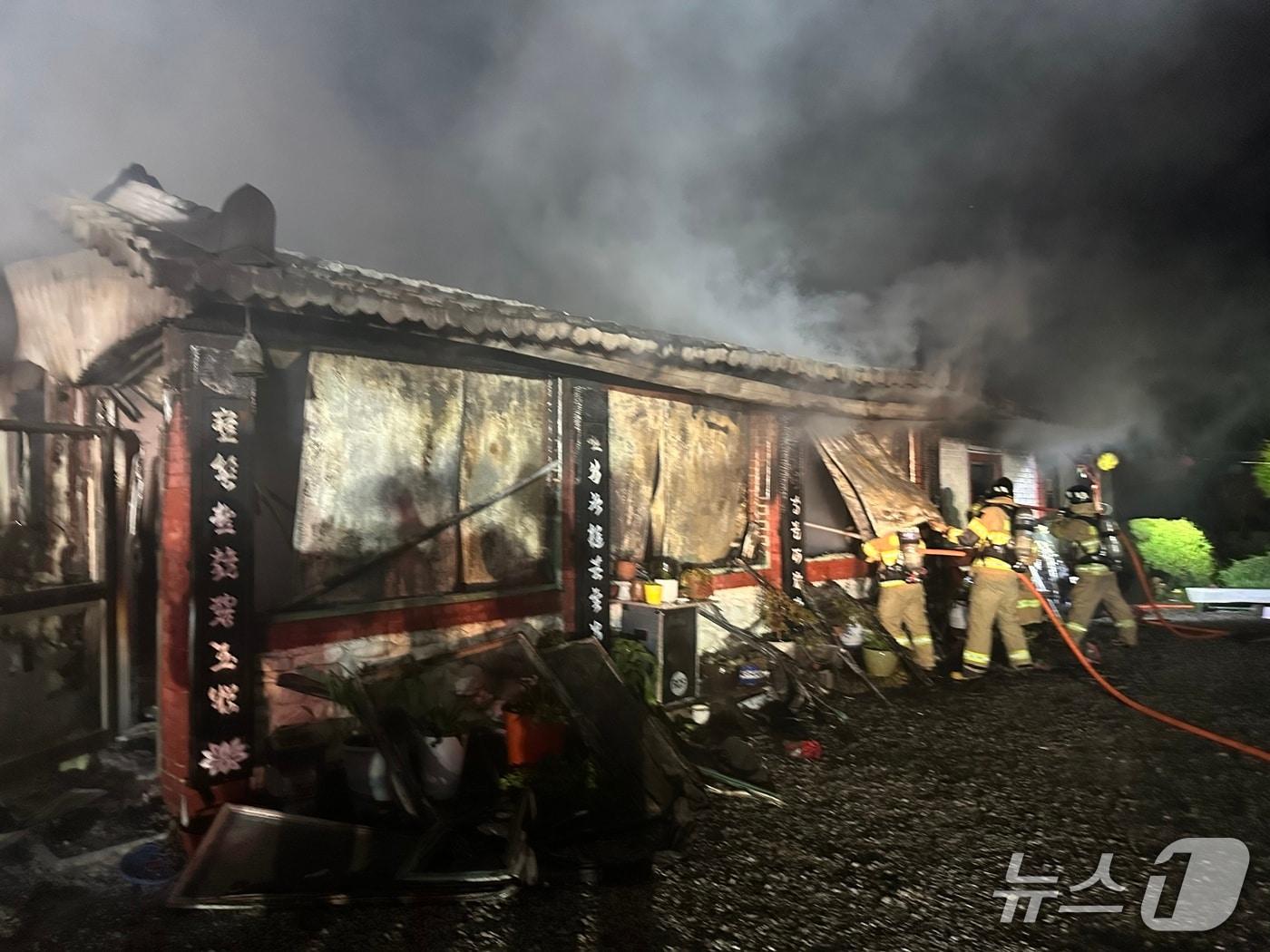 본문 이미지 - 울산소방당국이 27일 오후 8시 32분께 울산 울주군 웅촌면의 한 사찰에서 난 불을 진압하고 있다.(울산소방본부 제공. 재판매 및 DB금지)/뉴스1