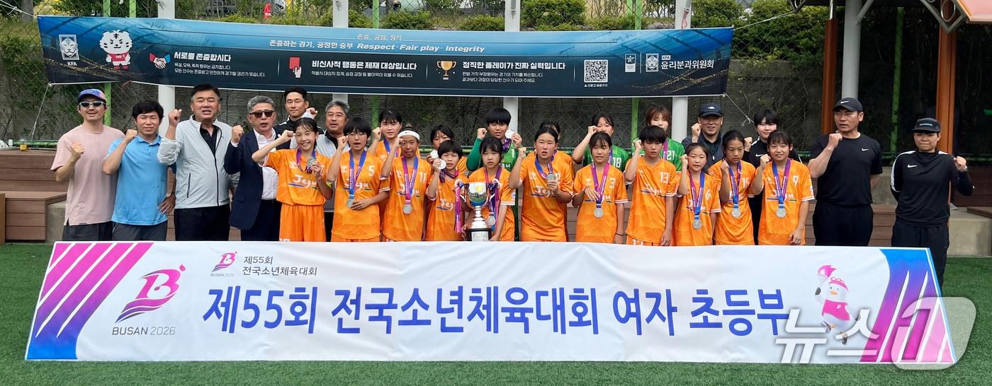 본문 이미지 - 제55회 전국소년체육대회 여자축구에서 은메달을 획득한 제주 선수단.(제주도교육청 제공, 재판매 및 DB 금지)