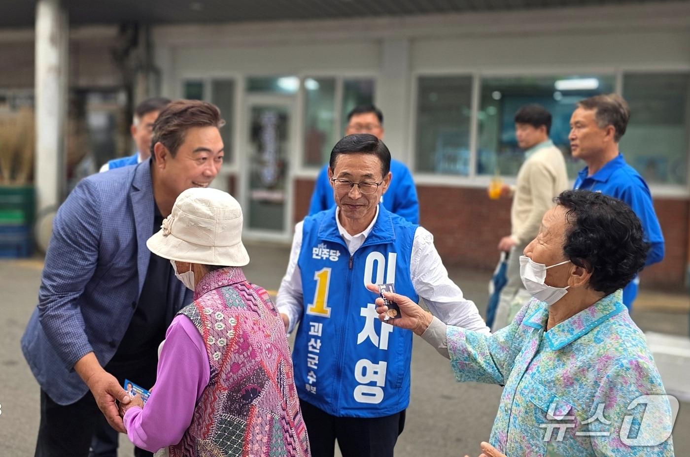 본문 이미지 - 이차영 괴산군수 후보 지지를 부탁하는 배우 이원종 씨.(이차영 선거사무소 제공. 재판매 및 DB금지)/뉴스1