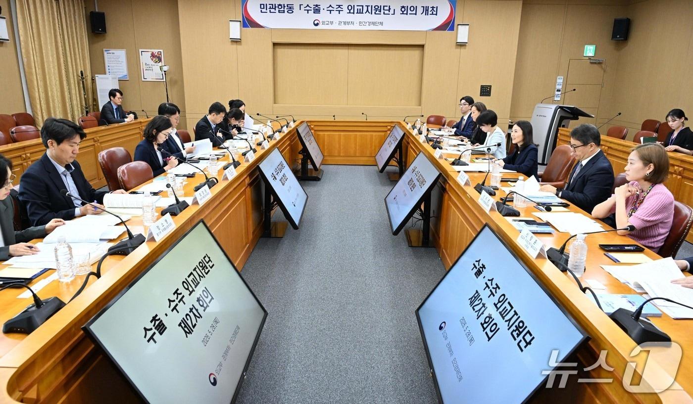 본문 이미지 - 김진아 외교부 제2차관이 28일 서울 외교부에서 열린 '수출·수주 외교지원단' 제2차 회의를 주재했다. 2026.05.28. (외교부 제공)