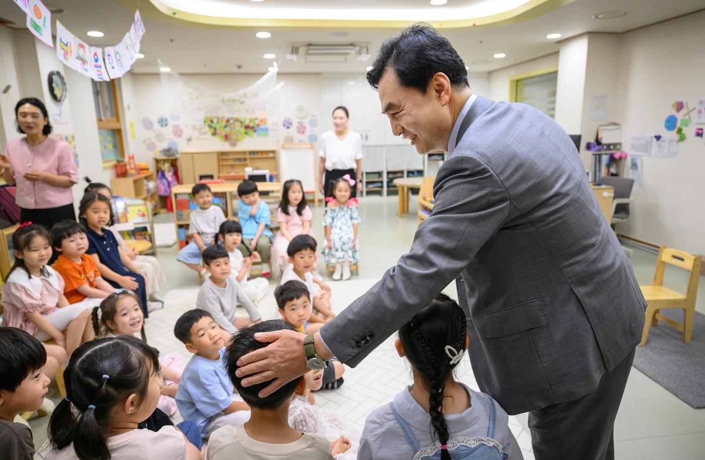 본문 이미지 - 안규백 국방부 장관이 28일 국방부 청사 어린이집을 방문해 원아들과 대화를 나누고 있다.(국방부 제공)