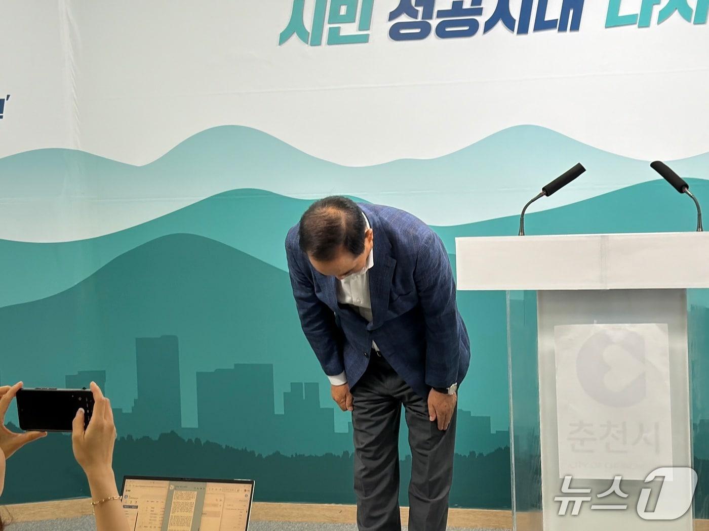 본문 이미지 - 강원 춘천시민버스 노조가 총파업에 따른 운행에 차질이 이어지는 가운데 강연술 춘천시민버스가 대표가 28일 시청 브리핑룸에서 기자회견을 갖고 사과 인사를 하고 있다.2026.5.28 한귀섭 기자