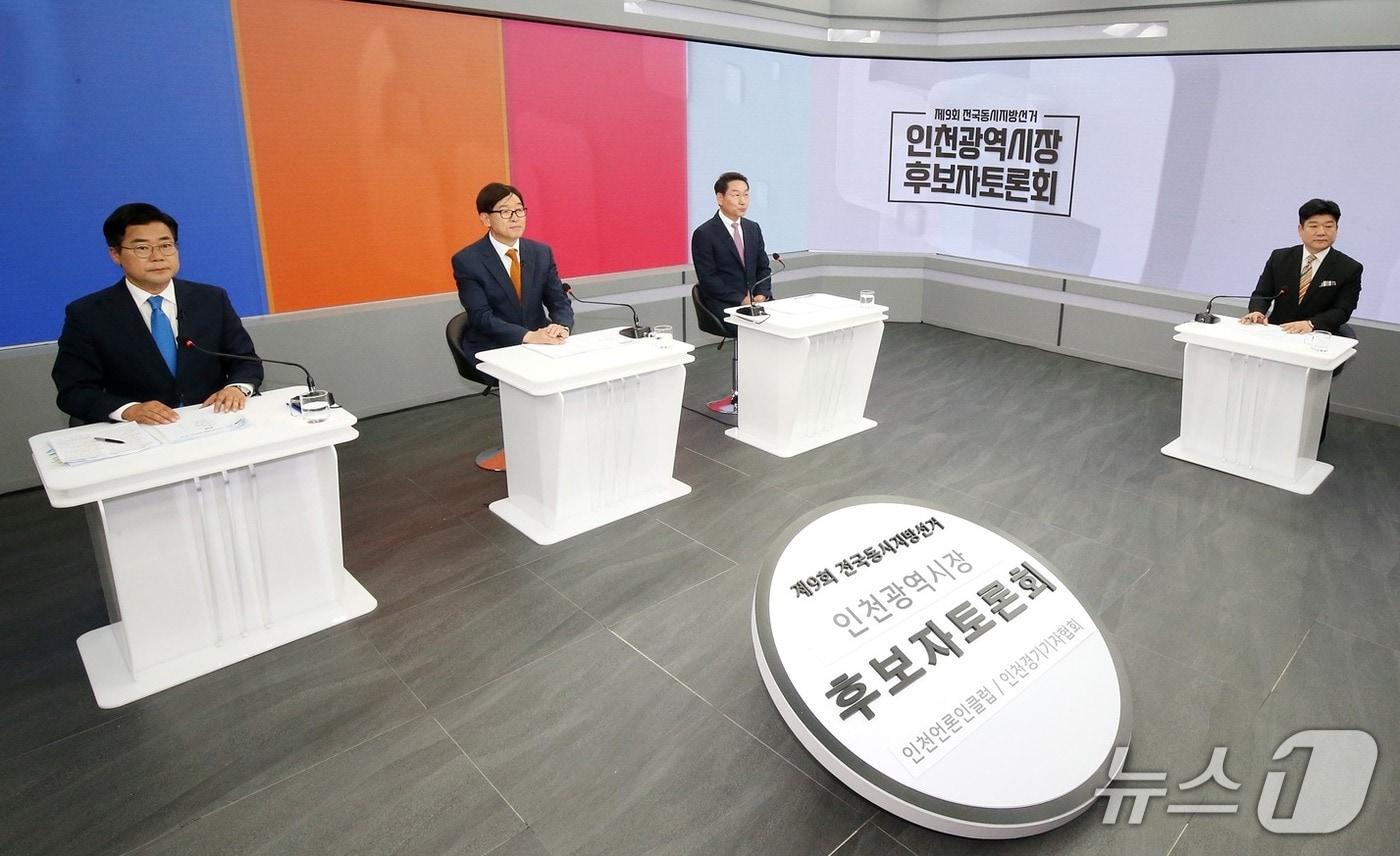 본문 이미지 - 지난 27일 SK브로드밴드 인천방송 스튜디오에서 열린 인천시장 후보자 토론회에서 후보들이 토론을 하고 있다. (왼쪽부터 박찬대, 이기붕, 유정복 후보) / 뉴스1 ⓒ News1
