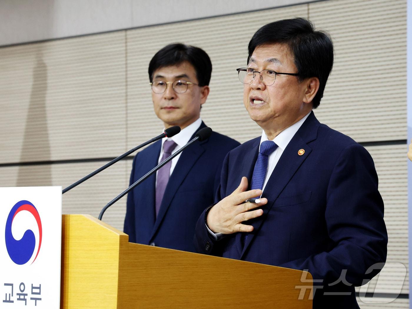 본문 이미지 - 최교진 교육부 장관이 28일 세종시 정부세종청사에서 현장체험학습 지원 방안을 발표 후 취재진의 질문에 답하고 있다. 학교안전법 개정안 마련으로 수학여행 등 현장체험학습에서 고의 또는 중과실이 없는 안전사고에 대해서는 교사에게 민·형사상 책임을 묻지 않는 등의 추진 내용이 담겨 있다. 2026.5.28 ⓒ 뉴스1 김기남 기자
