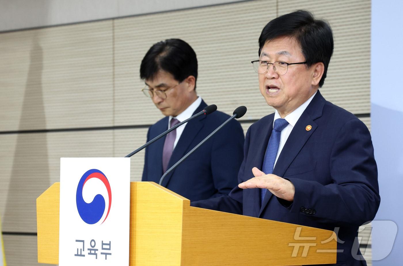 본문 이미지 - 최교진 교육부 장관이 28일 세종시 정부세종청사에서 현장체험학습 지원 방안을 발표 후 취재진의 질문에 답하고 있다. 학교안전법 개정안 마련으로 수학여행 등 현장체험학습에서 고의 또는 중과실이 없는 안전사고에 대해서는 교사에게 민·형사상 책임을 묻지 않는 등의 추진 내용이 담겨 있다. 2026.5.28 ⓒ 뉴스1 김기남 기자