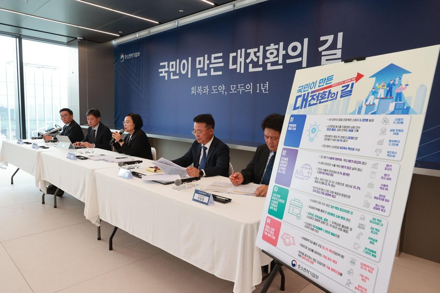 본문 이미지 - 28일 정부 1주년 기자간담회를 가진 한성숙 중소벤처기업부 장관 (중기부 제공)