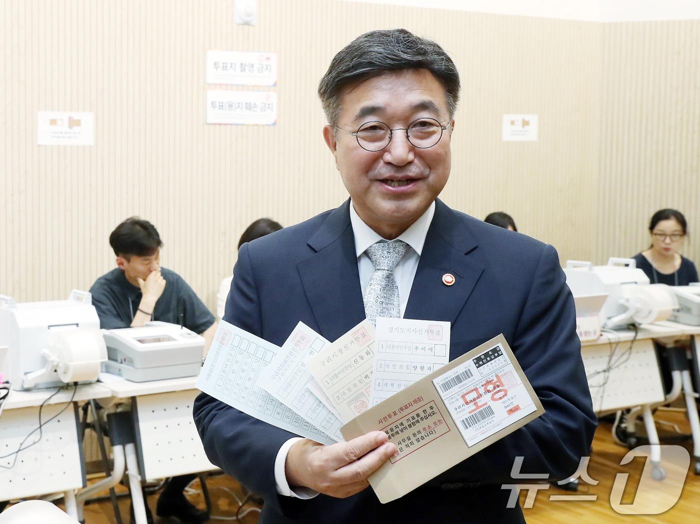 본문 이미지 - 윤호중 행정안전부 장관이 제9회 전국동시지방선거 사전투표일을 하루 앞둔 28일 오후 서울시 종로구 신문로 사직동주민센터에 설치된 사전투표소를 방문해 현장을 점검한 뒤 사전투표 시연을 하고 있다. (공동취재) 2026.5.28 ⓒ 뉴스1 박정호 기자