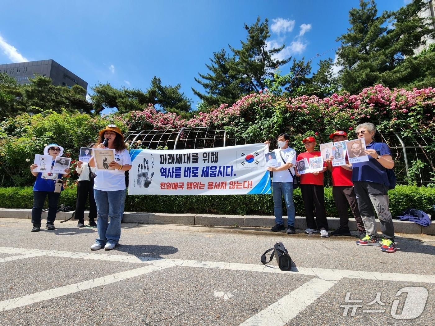본문 이미지 - 28일 서울중앙지법 앞에서 김병헌 위안부법페지국민행동 대표로부터 모욕 혐의로 고소당한 김부미 씨가 기자회견을 열고 있다. 2026.05.28/ⓒ 뉴스1 권진영 기자