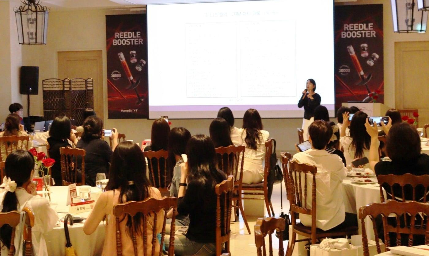 본문 이미지 - 지난 27일 서울 강남구 라움아트센터에서 열린 휴메딕스의 '리들부스터 더 레드카펫 세미나'.(휴메딕스 제공)