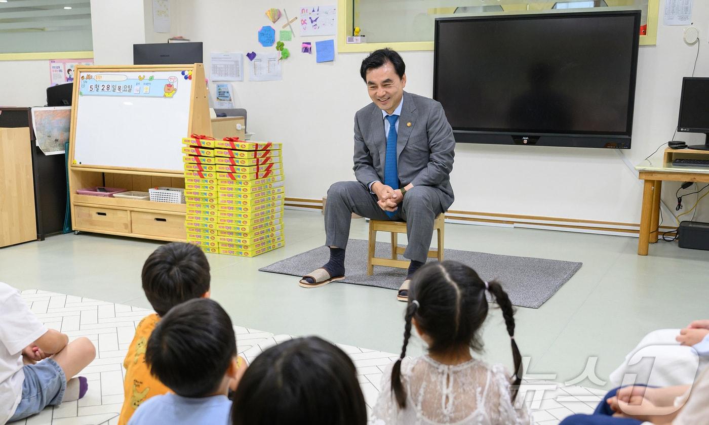 본문 이미지 - 안규백 국방부 장관이 28일 오전 국방부 청사어린이집을 방문해 원아들과 인사하고 있다. (국방부 제공. 재판매 및 DB 금지) 2026.5.28 ⓒ 뉴스1