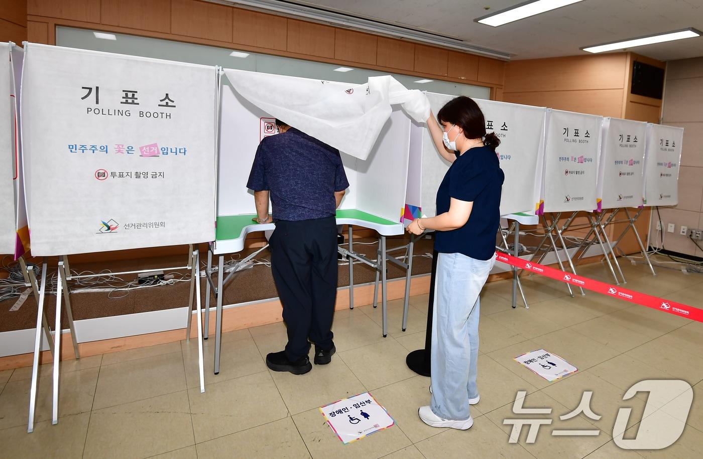 본문 이미지 - 지난 28일 경북 포항시의회 지하동에 설치된 대이동 사전투표소에서 관계자들이 기표소 등을 최종 점검하고 있다. 2026.5.28 ⓒ 뉴스1 최창호 기자