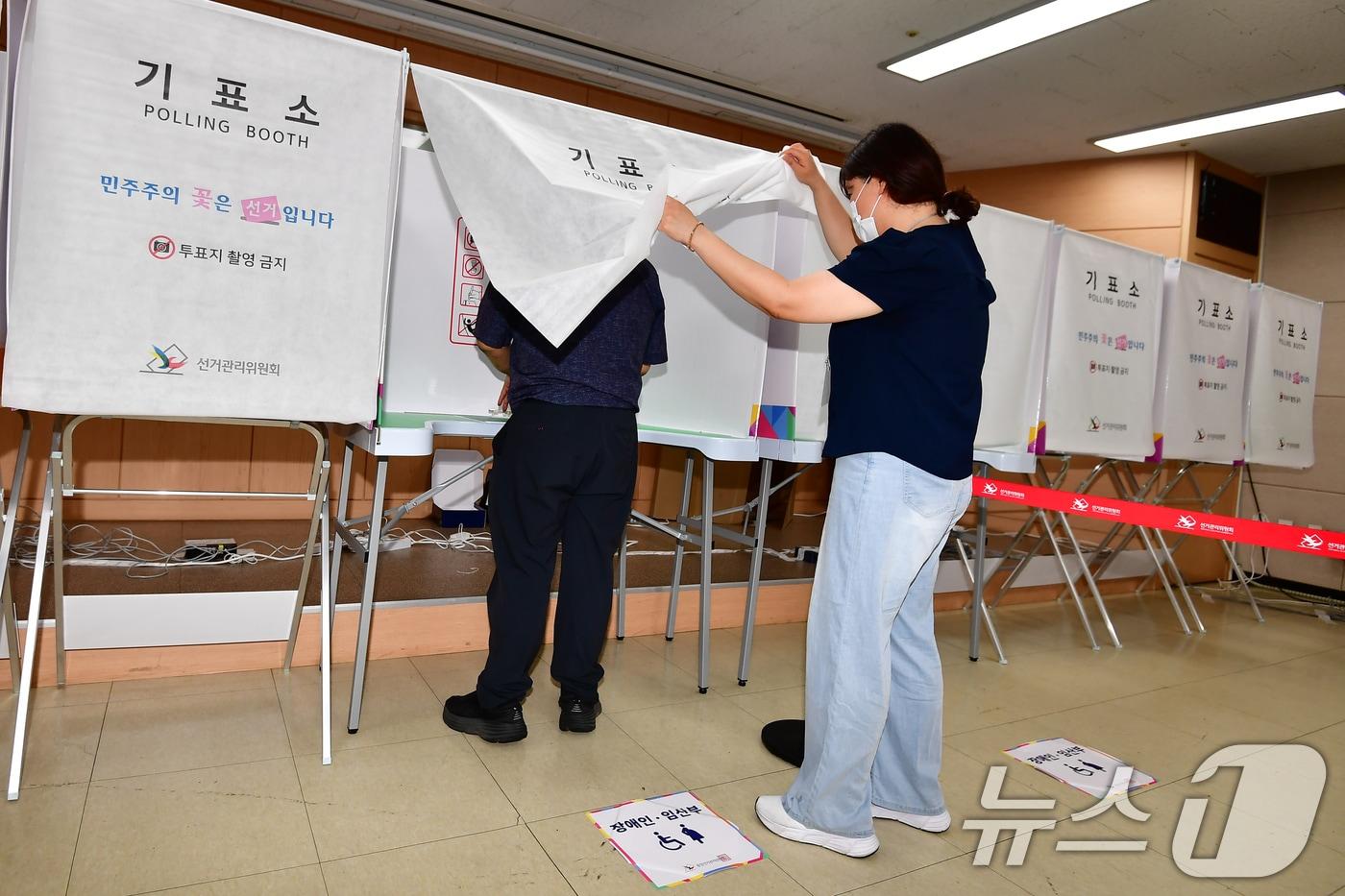 본문 이미지 - 6·3전국동시지방선거 사전투표일을 하루 앞둔 28일 오후 경북 포항시의회 지하동에 설치된 대이동 사전투표소에서 관계자들이 기표소 등을 최종 점검하고 있다. 지방선거 사전투표는 오는 29~30일 이틀간 오전 6시~오후 6시, 본투표는 6월 3일 오전 6시~오후 6시 실시된다. 2026.5.28 ⓒ 뉴스1 최창호 기자