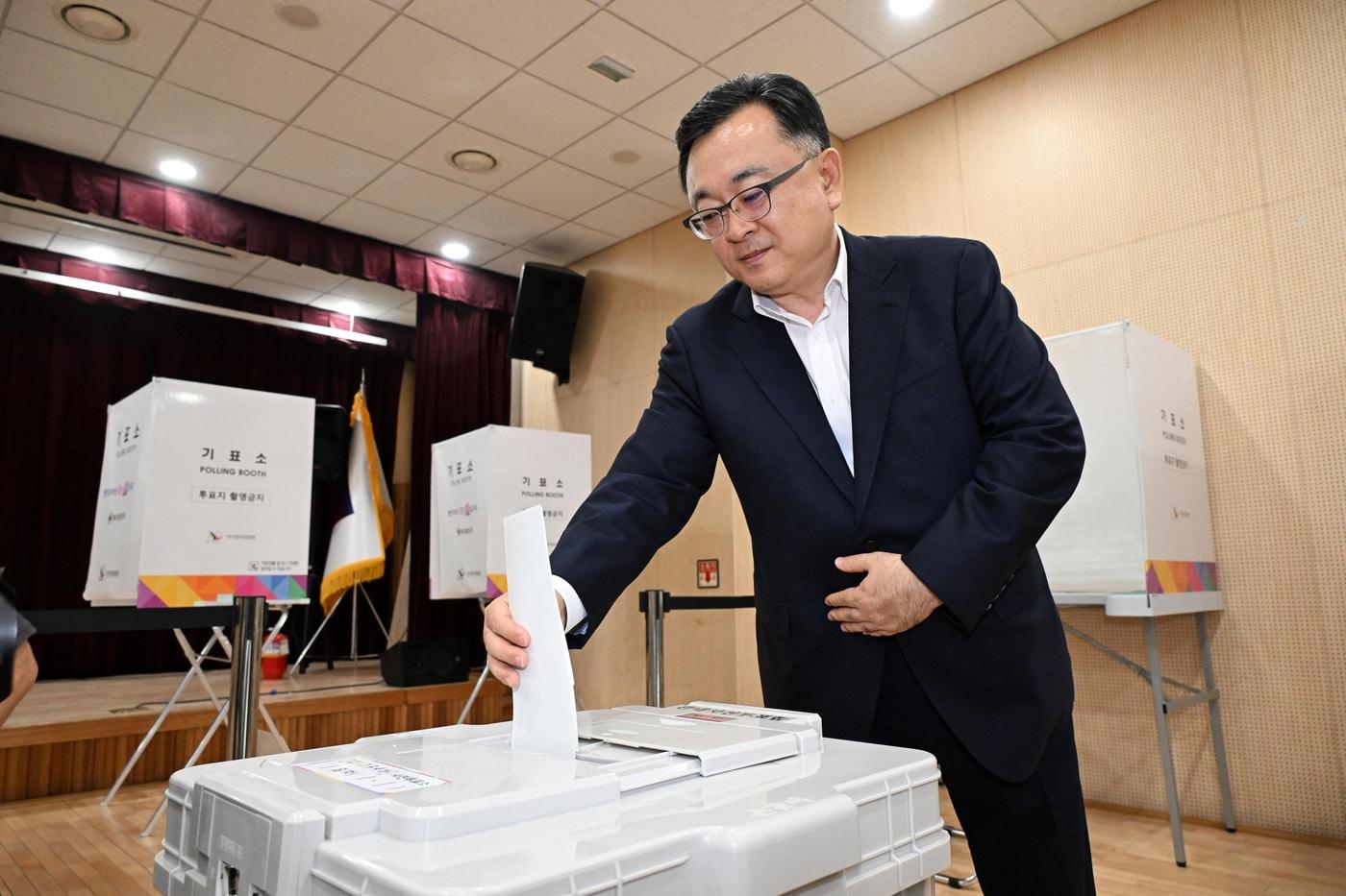 본문 이미지 - 김성보 서울시장 권한대행이 28일 제9회 전국동시지방선거 사전투표소가 설치된 종로1·2·3·4가동 주민센터를 찾아 사전투표 시연을 하고 있다.