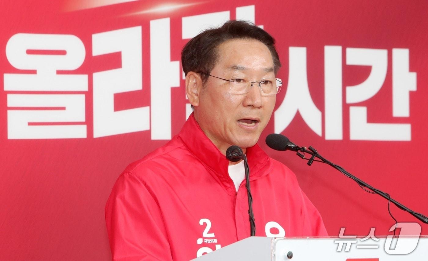본문 이미지 - 28일 국민의힘 중앙당사에서 열린 박찬대 후보의 독립유공자 후손 사칭 의혹 관련 기자회견에서 유정복 인천시장 후보가 회견문을 낭독하고 있다. / 뉴스1 ⓒ News1