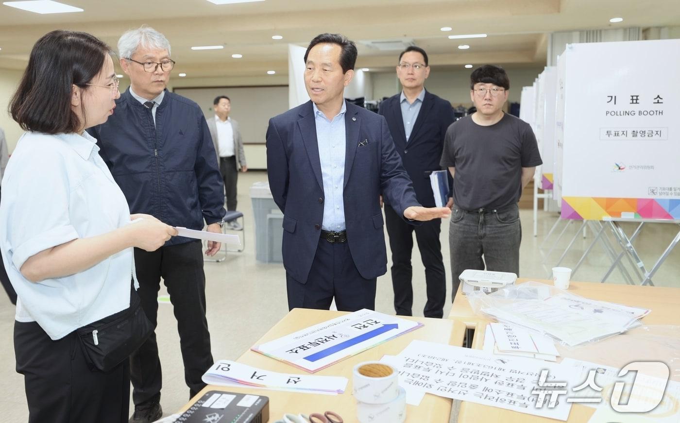 본문 이미지 - 사전투표소 점검하는 전도성 진천부군수.(진천군 제공. 재판매 및 DB금지)/뉴스1