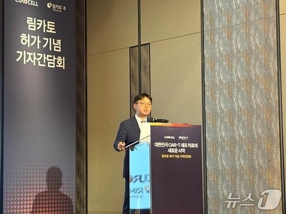 본문 이미지 - 김건수 큐로셀 대표가 지난달 14일 오전 포시즌스 호텔 서울에서 열린 기자간담회에서 환영사를 하고 있다.
