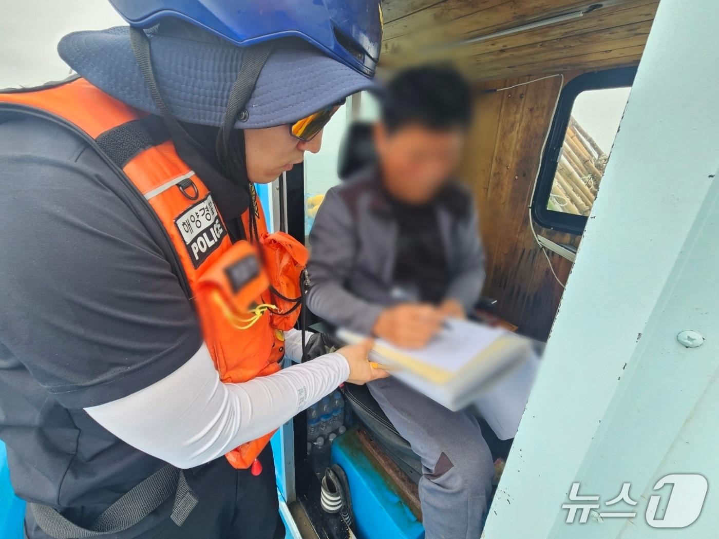 본문 이미지 - 군산해경이 승선원 변동 신고 여부를 확인하고 있다.(군산해경 제공. 재판매 및 DB금지)