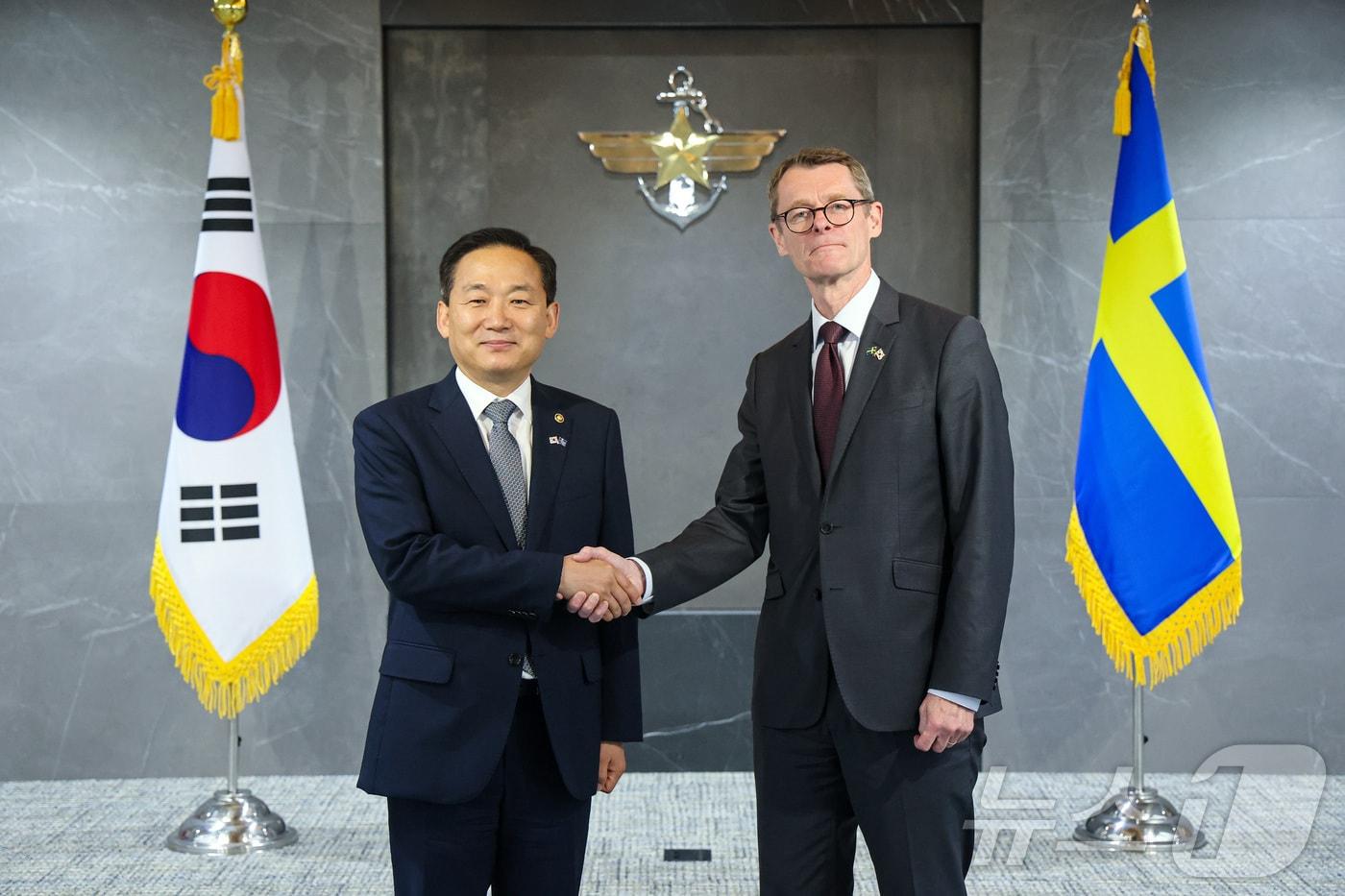 본문 이미지 - 이두희 국방부 차관이 28일 오후 서울 용산구 국방부에서 피터 산드발 스웨덴 국방차관과 기념 촬영을 하고 있다. (국방부 제공. 재판매 및 DB 금지) 2026.5.28 ⓒ 뉴스1