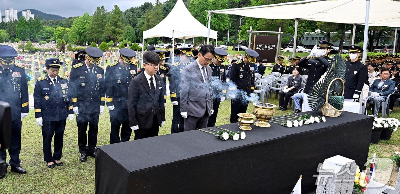 본문 이미지 - 28일 국립대전현충원에서 열린 '제2회 순직 소방공무원 추모음악회'에서 홍종완 도 권한대행 등 참석자들이 묵념을 하고 있다. (충남소방본부 제공, 재판매 및 DB금지) / 뉴스1 