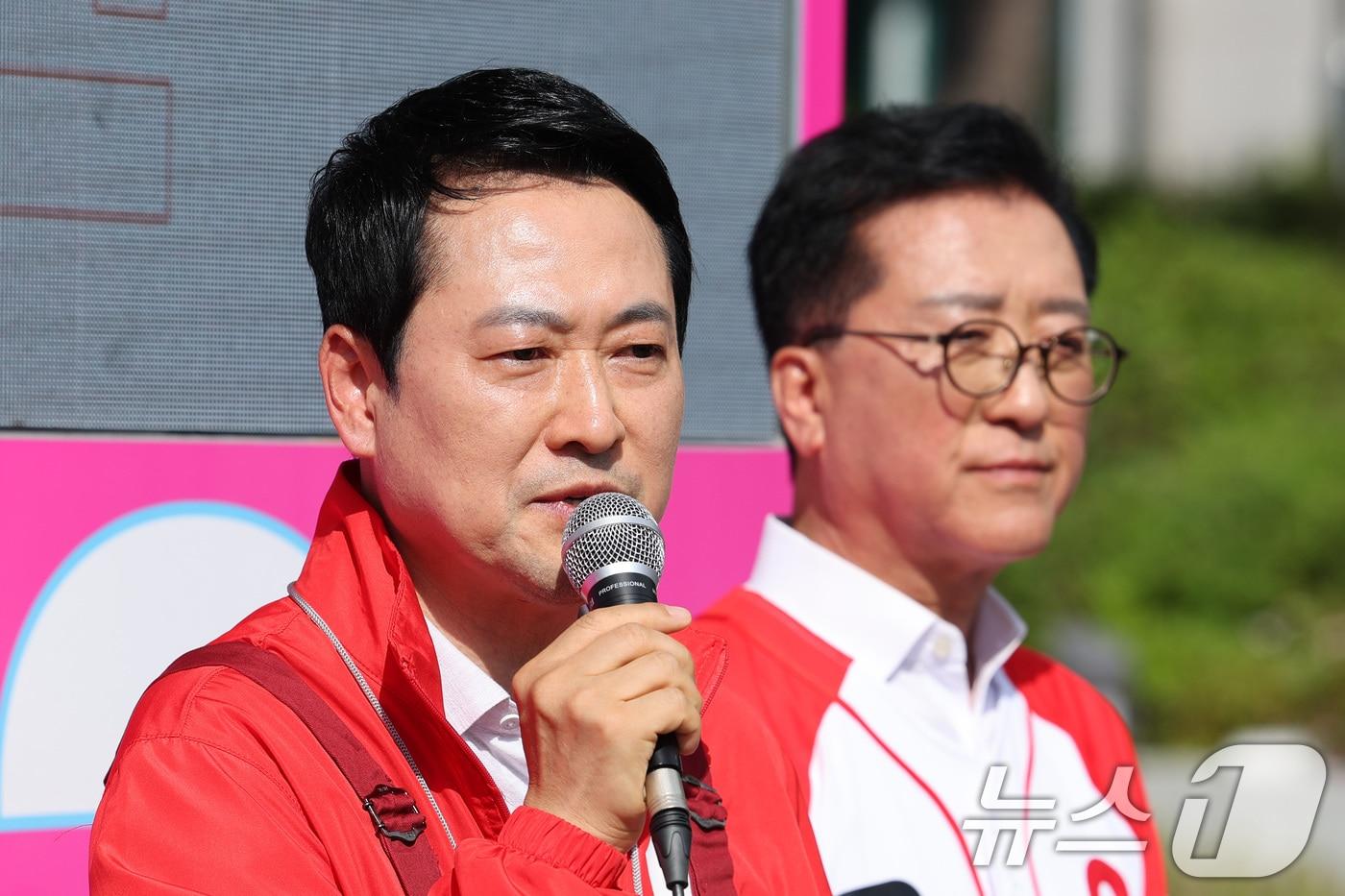 본문 이미지 - 장동혁 국민의힘 대표가 28일 대전 충남대학교 대덕캠퍼스를 찾아 조원휘 유성구청장 후보 지지를 호소하고 있다. 2026.5.28 ⓒ 뉴스1 신웅수 기자
