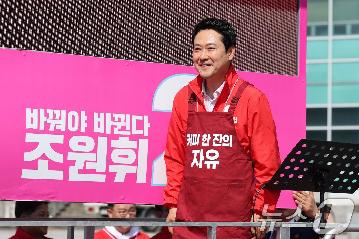 본문 이미지 - 장동혁 국민의힘 대표가 28일 대전 충남대학교 대덕캠퍼스를 찾아 조원휘 유성구청장 후보 지지를 호소하고 있다. 2026.5.28 ⓒ 뉴스1 신웅수 기자