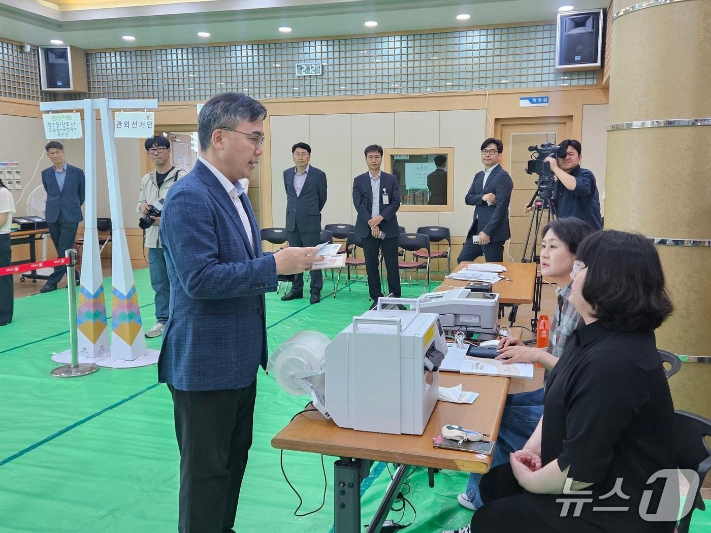 본문 이미지 - 이영훈 경남도선관위 위원장이 28일 창원시 마산합포동 사전투표소에서 사전투표 준비사항을 점검하고 있다.(경남선관위 제공. 재판매 및 DB금지)