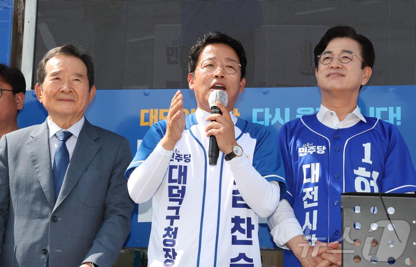 본문 이미지 - 김찬술 더불어민주당 대덕구청장이 후보시절 선구윤동을 하고 있다.2026.5.28 ⓒ 뉴스1 김기태 기자