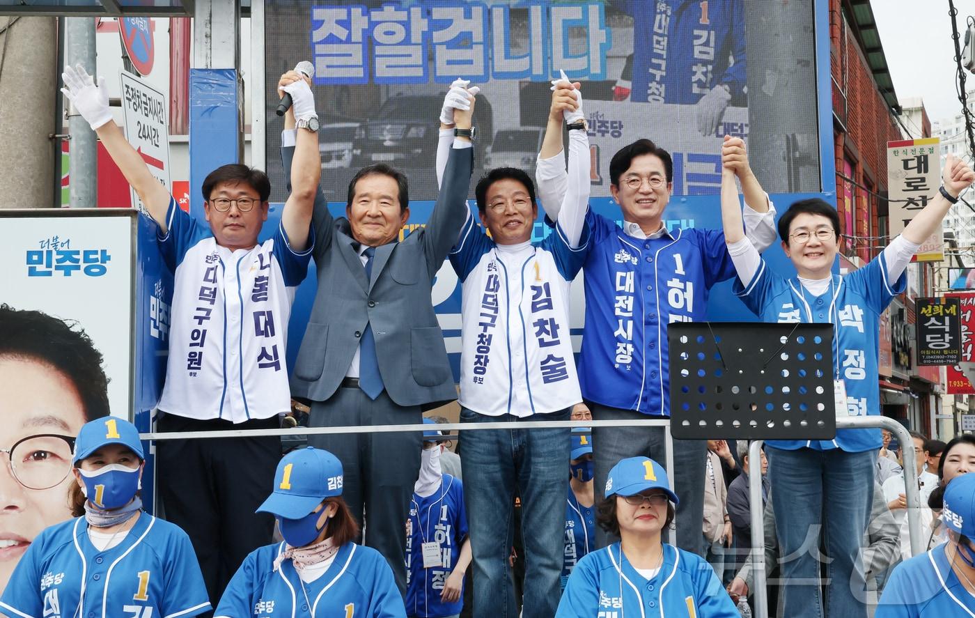 본문 이미지 - 정세균 전 국무총리가 28일 대전 대덕구 신탄진시장 일대에서 열린 대덕구 합동 집중유세에 참석해 허태정 더불어민주당 대전시장 후보, 김찬술 대덕구청장 후보 등 대덕구 후보 지지를 호소하고 있다. 2026.5.28 ⓒ 뉴스1 김기태 기자
