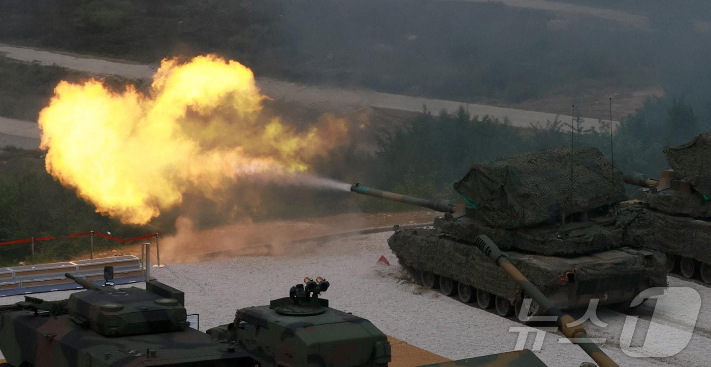 본문 이미지 - 지난 5월 28일 경기 포천 소재 승진과학화훈련장에서 열링 '2026 합동화력훈련'에서 K2전차가 120MM 활강포를 발사하고 있다. 2026.5.28 ⓒ 뉴스1 사진공동취재단