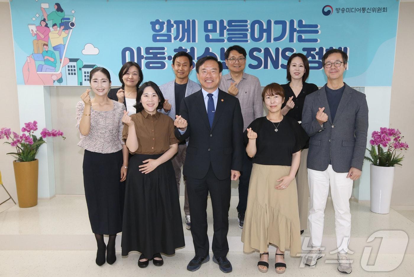 본문 이미지 - 김종철 방송미디어통신위원장(앞줄 왼쪽에서 세번째)이 28일 서울에서 열린 '아동·청소년의 안전한 SNS 이용환경 조성을 위한 학부모·교사 간담회'에 참석한 학부모, 교사, 전문가 등과 기념촬영을 하고 있다. 2026.05.28 ⓒ 뉴스1 (방미통위 제공. 재판매 및 DB금지)