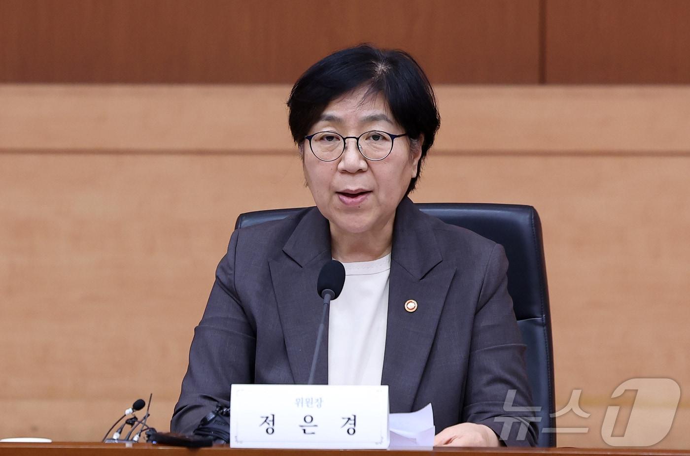 본문 이미지 - 정은경 보건복지부 장관이 28일 서울 종로구 정부서울청사 별관에서 열린 2026년도 제5차 국민연금기금운용위원회에서 모두발언을 하고 있다. 2026.5.28 ⓒ 뉴스1 김성진 기자