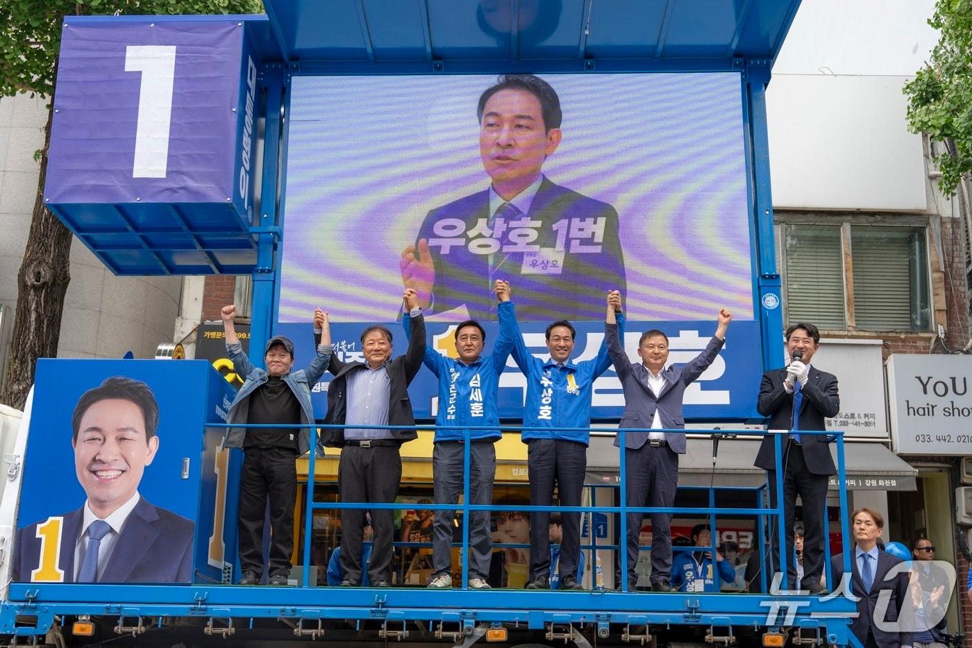 본문 이미지 - 28일 우상호 더불어민주당 강원도지사 후보는 김세훈 화천군수 후보와 함께 화천에서 군민과 상인들을 만나 지지를 호소했다.(우상호후보캠프 측 제공. 재판매 및 DB금지)/뉴스1