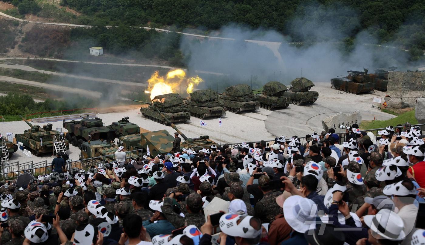 본문 이미지 - 국방부가 28일 경기 포천 소재 승진과학화훈련장에서 '2026 합동화력훈련'을 실시하고 있다. 2026.5.28 ⓒ 뉴스1 사진공동취재단