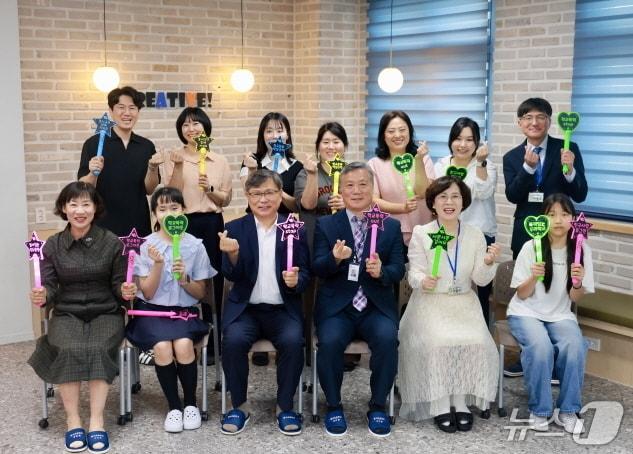 본문 이미지 - 유정기 전북교육감 권한대행이 28일 완주군 봉서초등학교를 방문했다.(전북교육청 제공, 재판매 및 DB 금지)/뉴스1