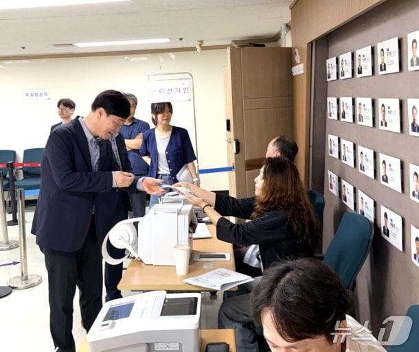 본문 이미지 - 윤동욱 전주부시장이 28일 효자2동 사전투표소인 완산구청 4층 회의실을 방문, 사전투표소 설치 및 최종 모의시험 사항을 점검했다.(전주시 제공, 재판매 및 DB 금지)/뉴스1