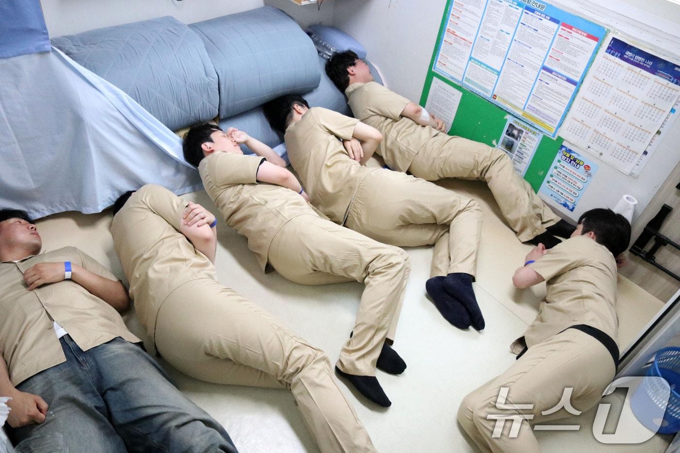 본문 이미지 - 광주교도소 내부에서 과밀 수용 체험하는 기자들 모습. 2026.5.28 ⓒ 뉴스1 이승현 기자