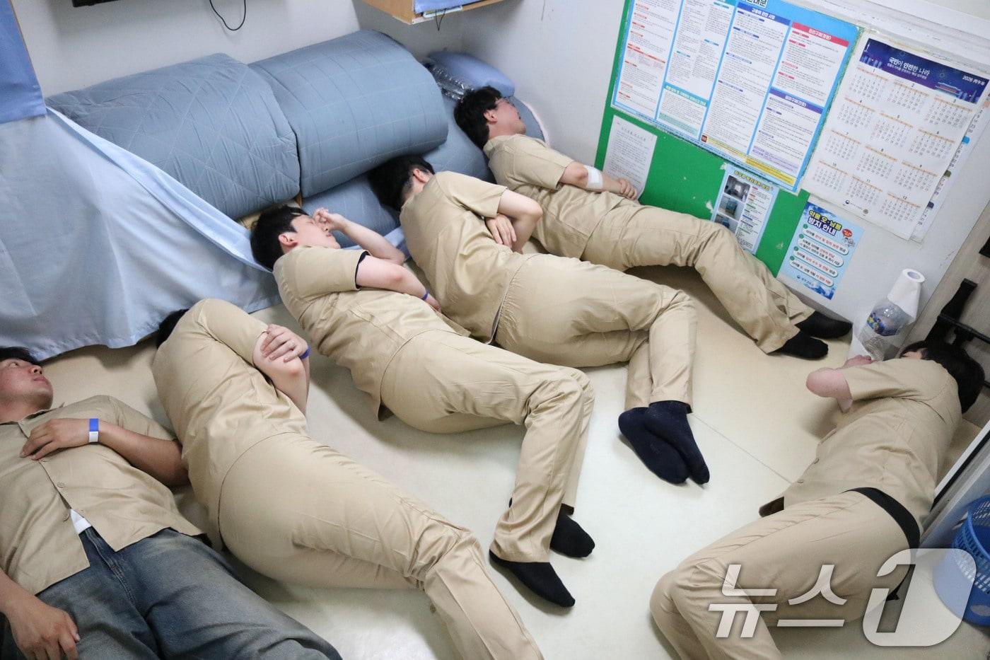 본문 이미지 - 광주교도소 내부에서 과밀 수용 체험하는 기자들 모습. (사진은 기사 내용과 무관함) 2026.5.28 ⓒ 뉴스1 이승현 기자