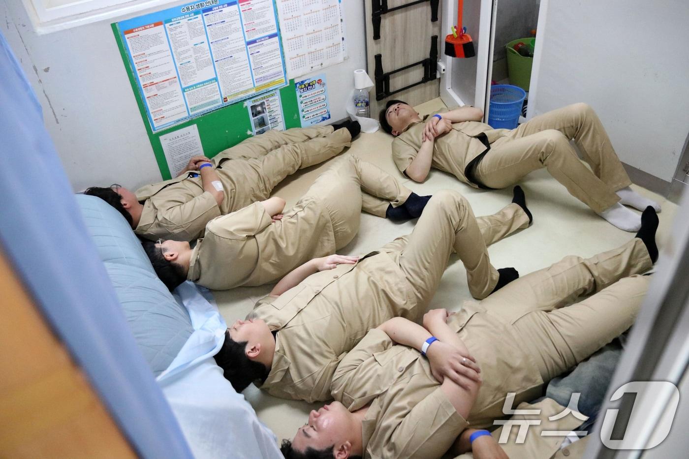 본문 이미지 - 광주교도소 내부에서 과밀 수용 체험하는 기자들 모습. ⓒ 뉴스1 이승현 기자