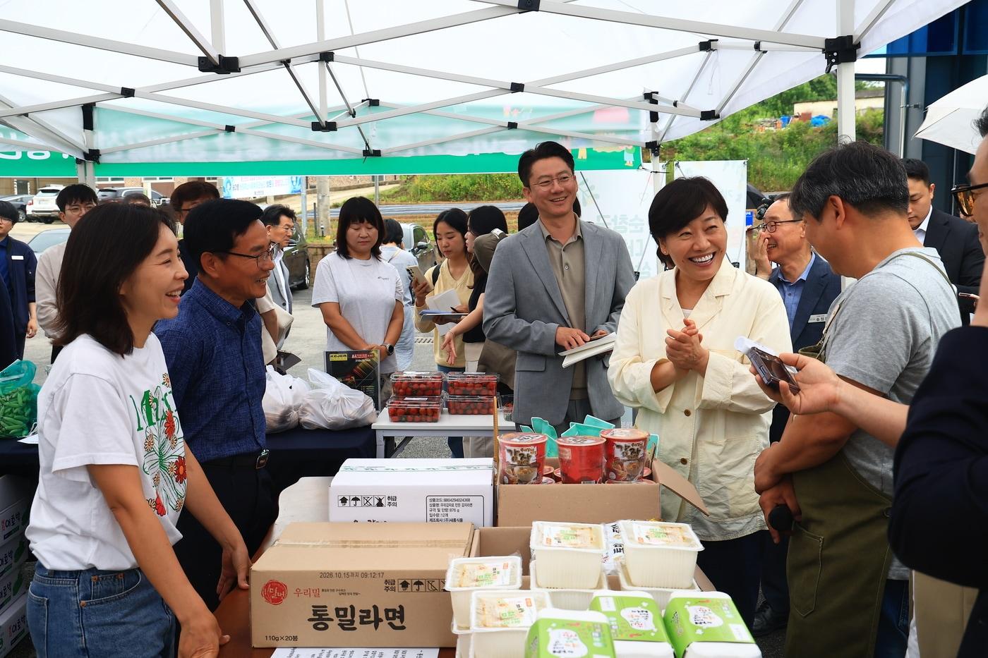 본문 이미지 - 송미령 농림축산식품부 장관이 28일 전북 순창군 풍산면의 팝업·이동장터(주민자치협동조합 운영)에서 농어촌 기본소득 현장 점검을 하고 있다. (농림축산식품부 제공. 재판매 및 DB금지) 2026.5.28 /뉴스1