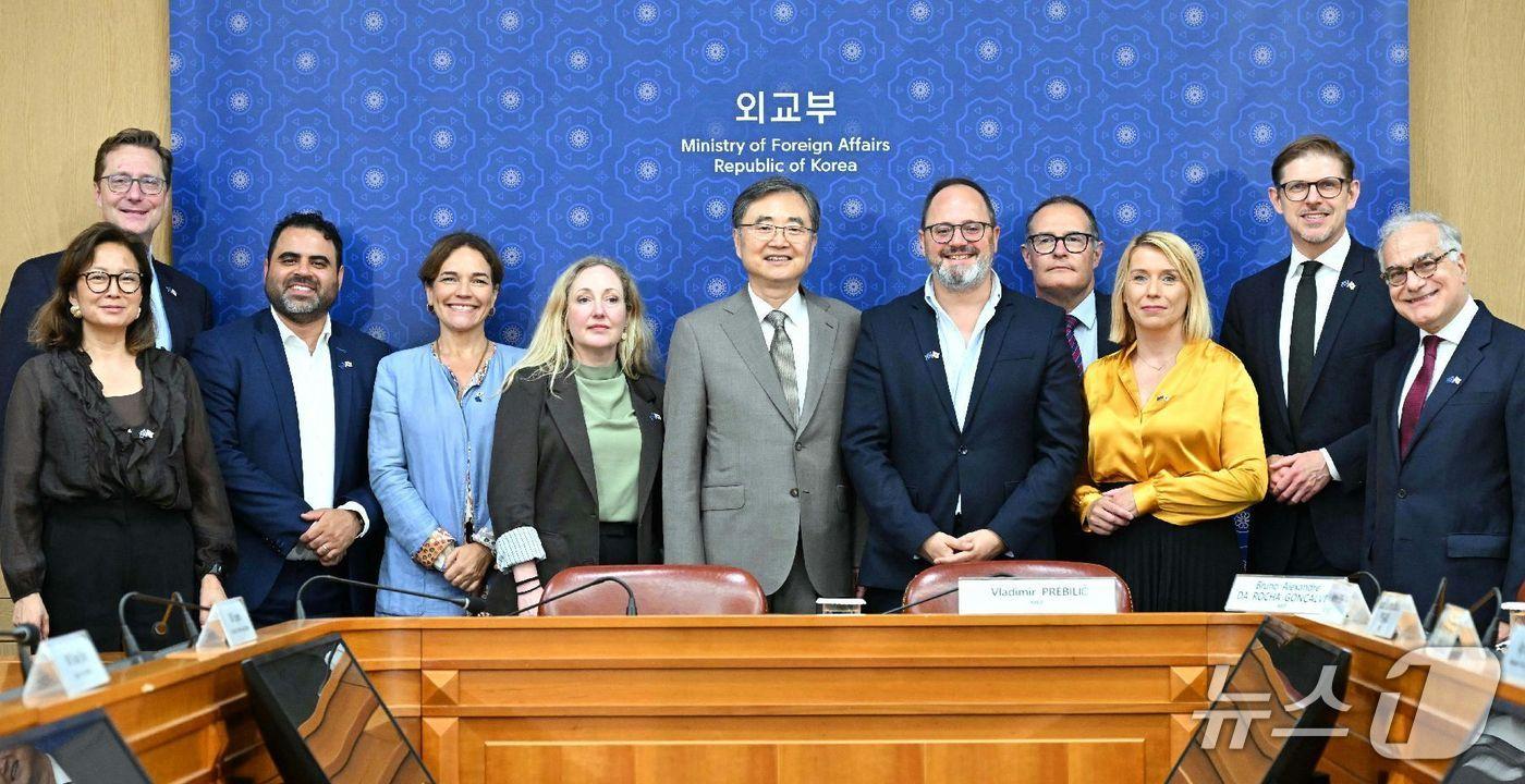 본문 이미지 - 조현 외교부 장관은 28일 유럽의회 한반도관계대표단(DKOR) 소속 의원들을 만나 한반도 문제와 국제 정세 등을 두루 논의했다. (외교부 제공)
