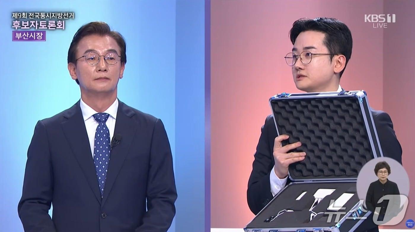 본문 이미지 - 부산시장 선거에 출마한 정이한 개혁신당 후보(오른쪽)가 지난 26일 KBS에서 진행된 TV 토론에서 전재수 더불어민주당 후보(왼쪽)에게 거짓말탐지기를 꺼내 보이고 있다. (KBS 유튜브 화면 캡처. 재판매 및 DB금지)