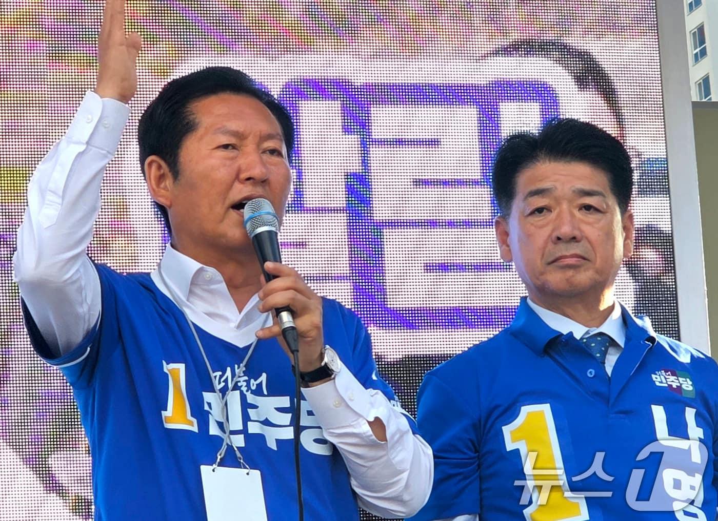 본문 이미지 - 정청래 더불어민주당 대표가 28일 오후 경북 김천시 혁신도시에서 열린 합동유세에서 나영민 김천시장 후보 지지연설을 하고 있다. 2026.5.28 ⓒ 뉴스1 정우용 기자