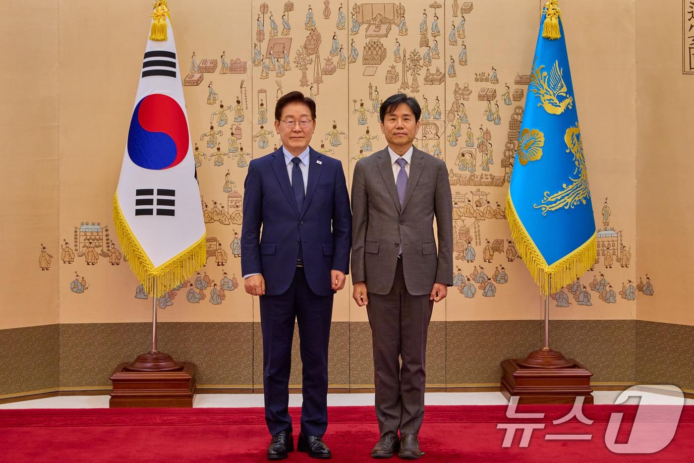 본문 이미지 - 이재명 대통령이 28일 청와대에서 열린 임명장 및 위촉장 수여식에서 이창훈 국가기후위기대응위원회 위원장에게 위촉장을 수여한 뒤 기념촬영을 하고 있다. (청와대 제공. 재판매 및 DB 금지) 2026.5.28 ⓒ 뉴스1 허경 기자