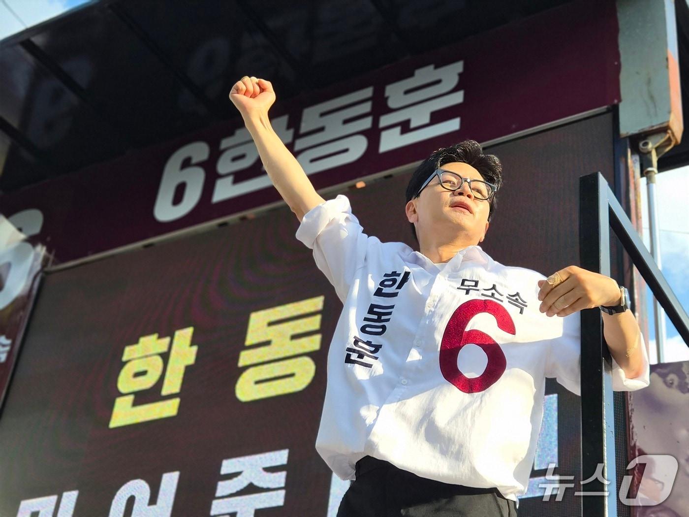 본문 이미지 - 한동훈 부산 북구갑 국회의원 후보가 28일 부산 북구 구포시장을 찾아 집중 유세를 펼치며 지지를 호소하고 있다. 2026.5.28/뉴스1 ⓒ News1 임순택 기자