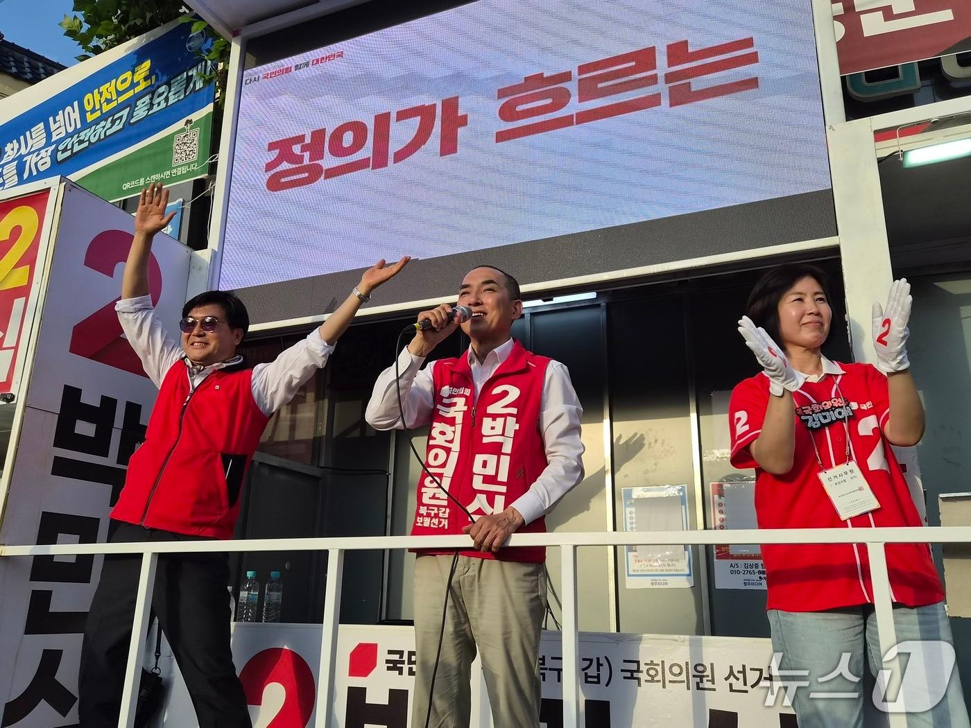 본문 이미지 - 박민식 부산 북구갑 국회의원 후보(가운데)가 28일 부산 북구 북부산농협 신만덕지점 앞에서 집중 유세를 펼치며 지지를 호소하고 있다. 2026.5.28/뉴스1 ⓒ News1 임순택 기자