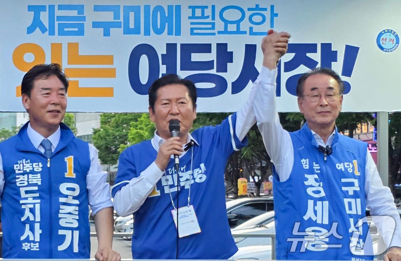 본문 이미지 - 정청래 더불어민주당 대표가 28일 오후 경북 구미시 송정맛길에서 열린 합동유세에서 장세용 민주당 후보(오른쪽)의 지지 연설을 하고 있다. 2026.5.28 ⓒ 뉴스1 최창호 기자,정우용 기자