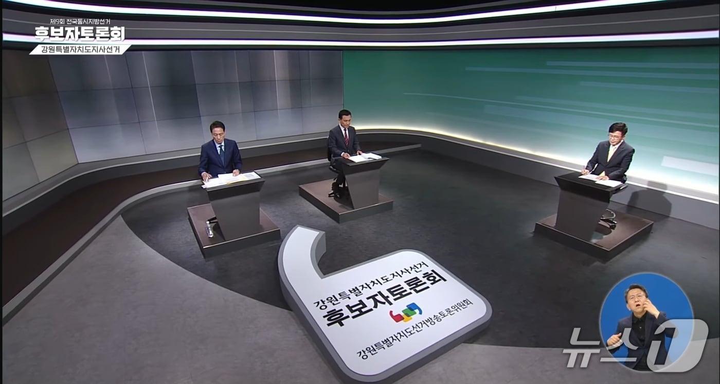 본문 이미지 - 6·3 지방선거 강원도지사에 출마한 우상호 더불어민주당 후보(사진 왼쪽)와 김진태 국민의힘 후보.(G1방송 유튜브 캡처, 재판매 및 DB금지)/뉴스1