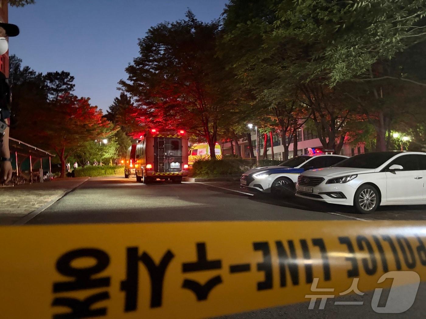 본문 이미지 - 28일 오후 7시13분쯤 충북 청주시 서원구 충북대학교 첨단바이오 연구센터에서 브롬가스 누출 사고가 발생, 폴리스라인이 설치돼 출입이 통제되고 있다. 이번 사고로 건물 안에 있던 30여명은 긴급 대피, 호흡 곤란 증세를 보인 학생들은 병원으로 옮겨졌다. 2026.5.28 ⓒ 뉴스1