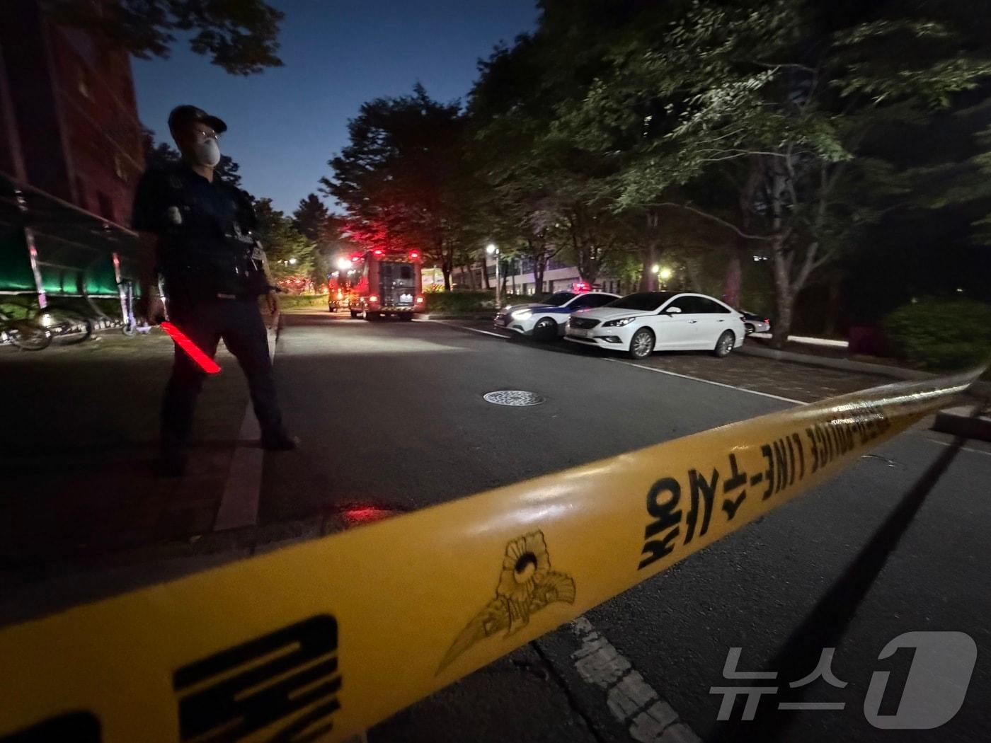 본문 이미지 - 28일 오후 7시13분쯤 충북 청주시 서원구 충북대학교 첨단바이오 연구센터에서 브롬가스 누출 사고가 발생, 폴리스라인이 설치돼 출입이 통제되고 있다. 이번 사고로 건물 안에 있던 30여명은 긴급 대피, 호흡 곤란 증세를 보인 학생들은 병원으로 옮겨졌다. 2026.5.28/뉴스1