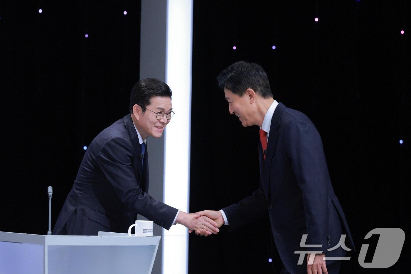 본문 이미지 - 더불어민주당 정원오 서울시장 후보와 국민의힘 오세훈 서울시장 후보가 28일 서울 마포구 SBS프리즘타워에서 열린 제9회 전국동시지방선거 서울시장 후보 초청 토론회에 앞서 악수를 하고 있다. (공동취재) 2026.5.28 ⓒ 뉴스1 김도우 기자